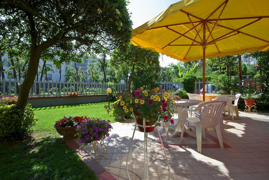 Hotel Versilia Lido di Camaiore Extérieur photo