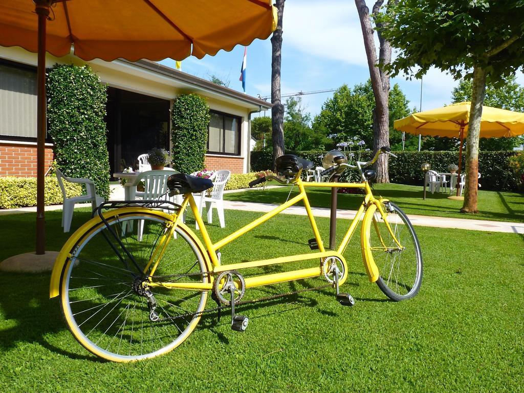 Hotel Versilia Lido di Camaiore Extérieur photo